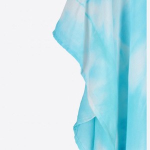 Vestido Kaftán Mini de Playa Bohemio Ecológico de Viscosa Tie-Dye, Cuello en V, Transpirable, Asimétrico - Product Image 4