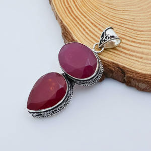 Pendentif goutte d'eau en rubis fait main dans un serti en argent plaqué - Product Image 3