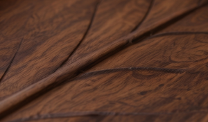 Plateau de service en bois au design botanique unique, plateau en bois de mangue foncé avec forme de feuille et tige sculptée - Product Image 2