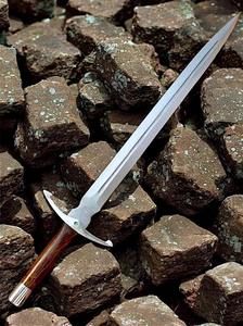 Garde-main médiéval forgé à la main avec accent émeraude |   Épée en acier inoxydable avec fourreau |   Manche en bois de rose - Product Image 2