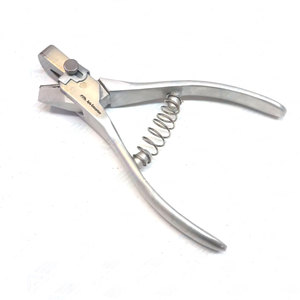 Mejor Cortador de Orejas para Corderos y Ovejas, de Acero Inoxidable, 7.5 Pulgadas, Doble Forma de U, para Ganado, de Apto Enterprises - Product Image 1