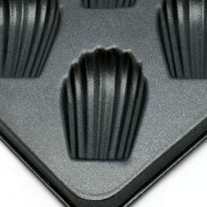 กระทะมาเดอลีนแบบคลาสสิคมาตรฐาน 12 หลุม ขนาดกลาง เคลือบสารกันติด PTFE ผลิตจากเหล็กกล้าคาร์บอน เป็นมิตรกับสิ่งแวดล้อม ปราศจากสาร BPA สีดำ หนา 0.6 มม. - Product Image 4