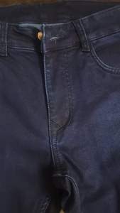 กางเกงยีนส์เดนิมทรงปกติสีน้ำเงินเข้มสำหรับผู้ชาย ผลิตจากผ้าฝ้ายยืดพรีเมียมเพื่อความสบายเหนือระดับ พร้อมการฟอกแบบเรียบเพื่อให้ดูสะอาดตา - Product Image 4