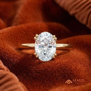 แหวนหมั้นผู้หญิงทรงรีประดับมอสซาไนต์ชุบทองคำขาวจาก Maed Jewels พร้อมตัวเรือนแบบหนามเตย สไตล์หรูหราแบบนิวยอร์ก เหมาะสำหรับเป็นของขวัญ - Product Image 3