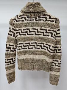 Cárdigan con botones tejido a mano para hombre, informal, hecho a mano, logotipo frontal, comodidad lujosa, elegancia atemporal, patrones intrincados - Product Image 2