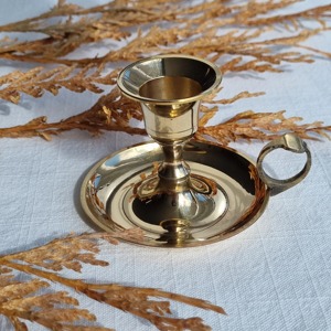 Porte-bougie vintage qui apporte un charme nostalgique à n'importe quel espace, racontant des histoires d'anciens foyer et d'agréables réunions. - Product Image 2
