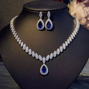 Ensemble de bijoux de luxe en saphir bleu et diamants en forme de goutte d'eau – Collier et boucles d'oreilles plaqués or, ensemble de mariée - Product Image 1