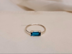 Anillo de Plata de Ley 925 con Baño de Oro y Diamante Baguette, Piedra Natal, Regalo de Aniversario, Minimalista, Gema Verde, Certificado IGI - Product Image 2