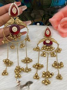 Exquisitos pendientes largos con acabado dorado de primera calidad y aspecto de piedra Kundan para mujeres y niñas, colección para fiestas y eventos nocturnos. - Product Image 2