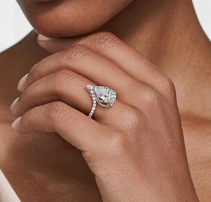 Bague de fiançailles en or rose 18 carats avec grand diamant rond cultivé en laboratoire |   Bague torsadée en diamant et perles de culture |   Bijoux de Mariage Haut de Gamme - Product Image 5