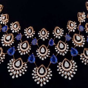 สร้อยคอจี้รูปโคลเวอร์ประดับเพชรสามเม็ดทองคำขาว 14K สุดหรู ดีไซน์สวยงาม เหมาะสำหรับผู้หญิง เป็นของขวัญวันครบรอบแต่งงานหรือวันสำคัญ - Product Image 3