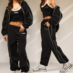 ชุดกีฬาผู้หญิง 3 ชิ้น แฟชั่นปี 2026 ขายส่ง ชุดวอร์มซิปแบบโอเวอร์ไซส์ ตกแต่งด้วยแถบผ้า แจ็คเก็ตแทร็คเนื้อผ้าไนลอน 100% น้ำหนักเบา - Product Image 2