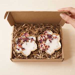 Bougie artisanale en laiton en forme de fleur avec pétales de rose séchés et perles, 2 mèches, cire de soja - Product Image 4