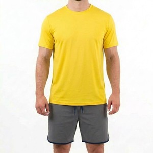 Ensemble T-shirt col rond jaune actif et short de performance gris pour homme – Léger, respirant, idéal pour l'entraînement estival et les tenues décontractées - Product Image 5