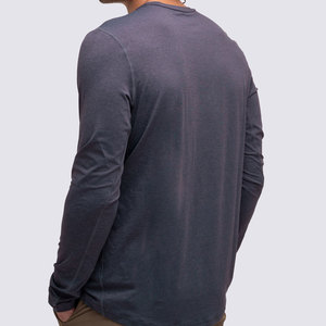 เสื้อยืดคอกลมแขนยาวผู้ชายทรงปกติผ้าถักสีทึบสไตล์ลำลองสีเทาเข้ม - Product Image 1