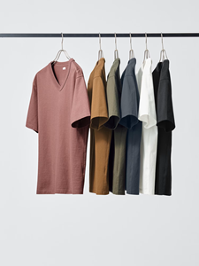 Camisetas de Manga Corta con Cuello en V y Logotipo Personalizado en la Parte Delantera para Hombre, Colección de Verano, 100% Algodón, Cómodas, Transpirables y Ecológicas - Product Image 3