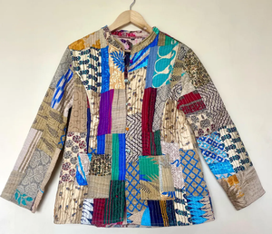 Magnifique robe ample à col en V, style Kantha matelassé, imprimé floral, en patchwork de sari de soie fait main vintage Nivisaa, idéale pour l'hiver. - Product Image 2