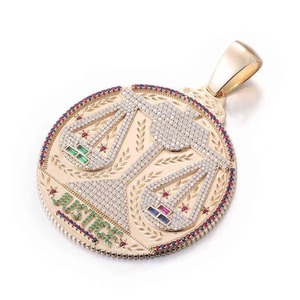 Colgante Balanza de la Justicia de Plata 925 con Oro Laminado, Moissanita de Corte Brillante Redondo, Microincrustaciones, Dijes de Lujo para Uso Diario - Product Image 3