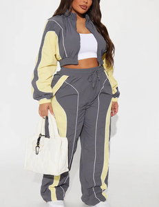 Ensemble de survêtement personnalisé pour femme avec coupe-vent à panneaux contrastants, veste et pantalon oversize en nylon, logo brodé, vêtements de sport - Product Image 3
