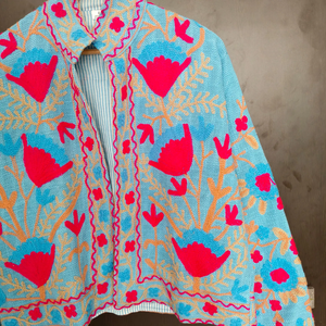 Chaqueta de Algodón Azul Claro Tejida a Mano con Bordados Vibrantes, Estilo Bohemio Artesanal, Ecológica, Transpirable y Distintiva - Product Image 3