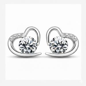 Boucles d'oreilles en or pur 18 carats et argent sterling 925 avec diamant de laboratoire en forme de cœur, cadeau romantique pour petite amie, cadeau de la Saint-Valentin - Product Image 1