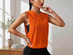 Débardeur de sport à capuche sans manches pour femme, léger, très extensible, avec logo personnalisable sur le devant - Product Image 1