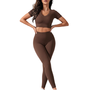 Conjunto de yoga y fitness sin costuras para mujer con logo personalizado, leggings elásticos de secado rápido y sujetador deportivo de soporte para gimnasio y entrenamiento. - Product Image 6