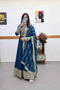 Robe Anarkali moderne en Georgette de LD CREATION avec broderie à sequins et dupatta, tenue de soirée longueur standard pour femme - Product Image 3