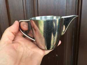 Jarra de Crema Moderna de Metal con Asa para Uso en Cafeterías y Restaurantes - Product Image 3