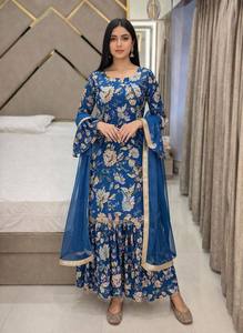 Ensemble Kurti Sharara en coton mousseline à imprimé floral numérique avec dupatta – Tenue de soirée ethnique de créateur avec pierres pour femme - Product Image 4