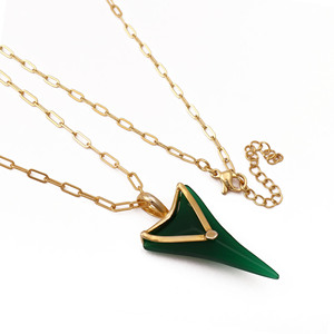 Pendentif Émeraude Verte Naturelle - Collier Bohème Tête de Flèche - Bijou Spirituel Fait Main en Pierre Précieuse Guérisseuse - Charme R - Product Image 1