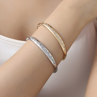 Bracelet jonc de mode en acier inoxydable avec motif cosmique fantaisiste et cristaux pavés, modèle de luxe