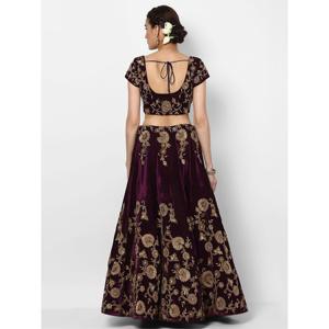 Hermoso Lehenga Choli de terciopelo bordado de diseño, color morado, para fiesta, semicompuesto, de Zeel Clothing - Product Image 3