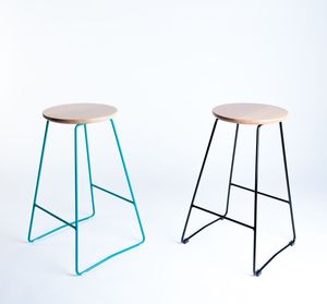 Taburete industrial moderno de madera y hierro, fabricado con una superficie de madera natural y una estructura de hierro reforzada para mayor estabilidad. - Product Image 2