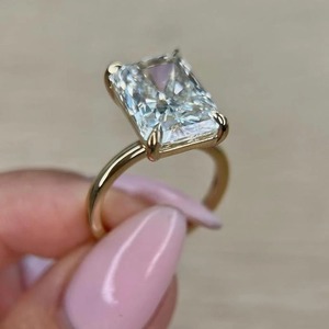 แหวนหมั้นเพชรทรงเอเมอรัลด์สำหรับผู้หญิง ทองคำแท้ 18K แบบฝังหนามเตย สไตล์คลาสสิก - Product Image 1