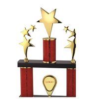 Trofeo de latón con diseño de estrellas, columnas rojas y estrellas doradas para deportes y juegos, grabado, diseño duradero con base de madera negra.