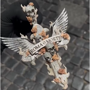 เครื่องประดับฮิปฮอปแฟชั่นระดับไฮเอนด์ จี้เงินโมอิสซาไนต์สั่งทำรูปปีกนางฟ้า กะโหลก และดอกกุหลาบ ดีไซน์ 3 มิติ จี้รูปกางเขนสั่งทำ - Product Image 1