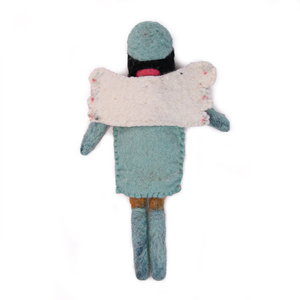 Muñeca ángel hecha a mano de lana con alas blancas y detalles florales en vestido azul claro para manualidades y decoración infantil - Product Image 3