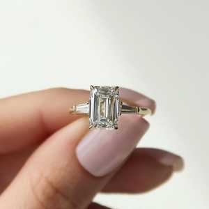 Anillo de Tres Piedras con Diamante Corte Esmeralda de 2.02CT Cultivado en Laboratorio con Oro Amarillo de 14k y Baguette Cónico Lateral, Regalo de Aniversario o Promesa - Product Image 4