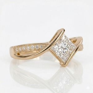 Bague de fiançailles en or jaune 14K/18K avec diamant taille princesse, bande torsadée croisée unique, bague de mariage solitaire pour femme - Product Image 2