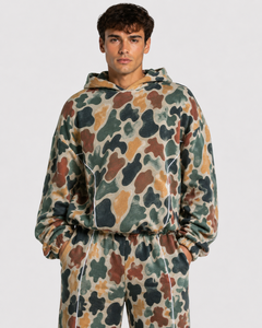 Ensemble de survêtement camouflage pour homme, coupe oversize, avec détails contrastants, en molleton de coton premium, comprenant un sweat à capuche avec passepoil contrastant et un pantalon de survêtement à jambes larges - Product Image 3