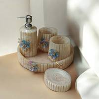 Ensemble de salle de bain en résine de luxe 5 pièces, accessoires décoratifs floraux, plateau rond avec accents dorés pour la maison et l'hôtel