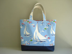 Sac fourre-tout de plage en toile bleu marine à motif géométrique de taille moyenne avec bandoulière pour le shopping - Product Image 1