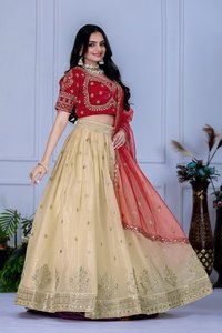 ชุดเลเฮนกาโชลีสำหรับผู้หญิง ผ้าไหมเนื้อหนัก ตกแต่งด้วยงานปักดิ้นทองและเลื่อม (สีขาว) - Product Image 3