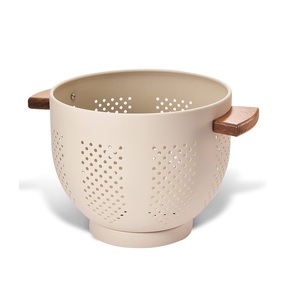 Coladores de metal color crema que pueden servir como tazones para presentaciones de estilo rústico o industrial. - Product Image 1