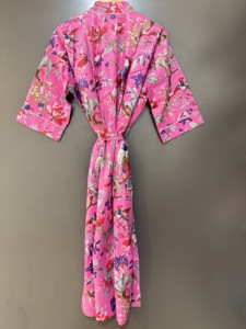 ชุดคลุมผ้าฝ้ายลายวาฟเฟิลสำหรับผู้หญิง ลายดอกไม้คลาสสิก แขนยาว เนื้อผ้านุ่ม ความยาวระดับเข่า พิมพ์ลายด้วยมือ งานฝีมือจากชาวเจัยปุร์ เหมาะสำหรับใส่พักผ่อน - Product Image 4