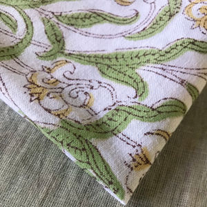 Tela de Algodón Estampada a Mano – Elegante Diseño Floral de Hojas en Base Natural |   Venta al por Mayor de Textiles Indios - Product Image 3