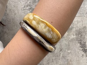 ชุดกำไลข้อมือแฟชั่น ทำจากเขาสัตว์ธรรมชาติ ดีไซน์หรูหรา สวยงาม ทนทาน ขัดเงา สีน้ำตาลดำ งานฝีมือช่างช่าง ทำมือ - Product Image 4