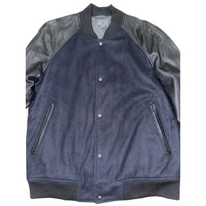 Veste bomber classique en cuir noir et laine bleue, style varsity/baseball/biker, personnalisable avec lettres en chenille, haute qualité, manches raglan longues - Product Image 5