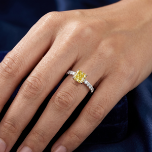 Bague de fiançailles solitaire en diamant jaune de laboratoire taille coussin, avec bande pavée en or blanc, bijou fin pour promesse ou mariage, cadeau - Product Image 1
